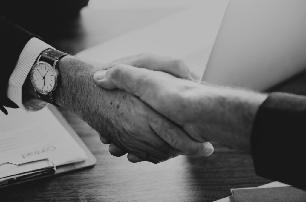 Czy syndyk zajmie 800+, 13 i 14 emeryturę? Co zajmuje syndyk? business people shaking hands together